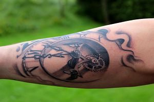 Tatuatge realista d'un rellotge en blanc i negre