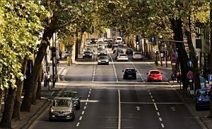 Cotxes circulant per una carretera a la ciutat