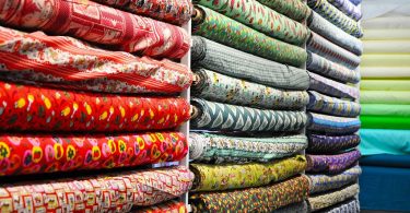 Botiga tèxtil amb diferents tipus de teixits