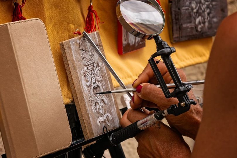 Artista fent una manualitat de pintura