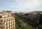 Imatge d'un dels carrers de Barcelona en plena tranquil·litat