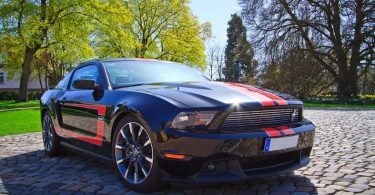 Mustang GT esportiu aparcat al carrer