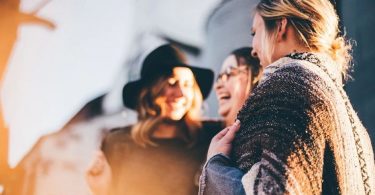 Estudiants parlant després de classe