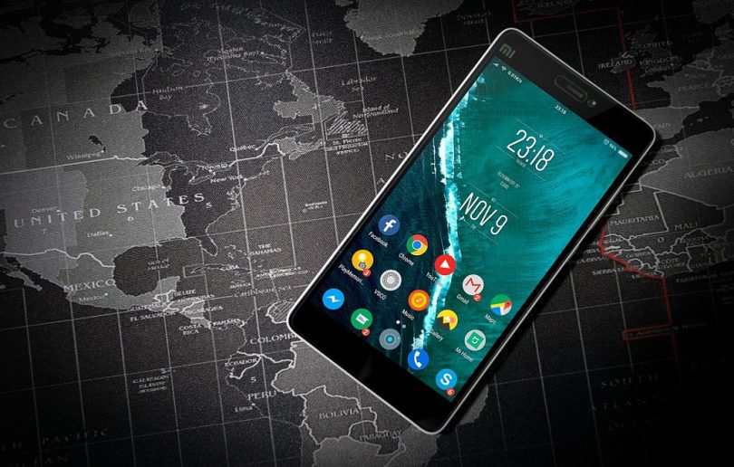 Mòbil sobre un mapa mundial