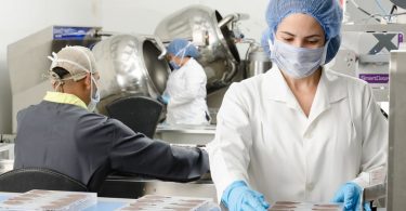 Dona científica treballant a un laboratori.