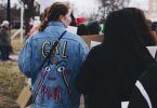 Noia amb una jacketa reivindicativa a una manifestació