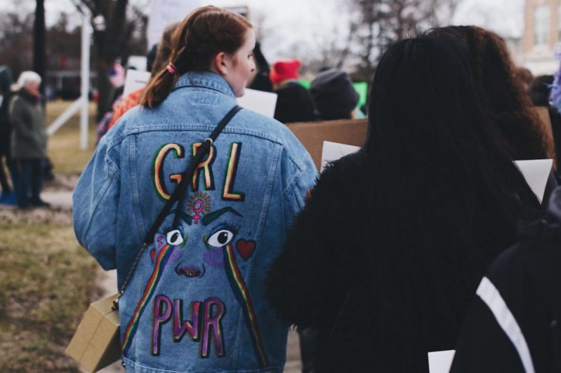 Noia amb una jacketa reivindicativa a una manifestació