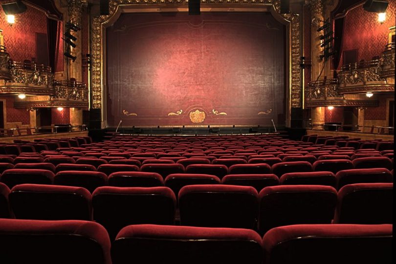 Interior d'un teatre vist des de les butaques