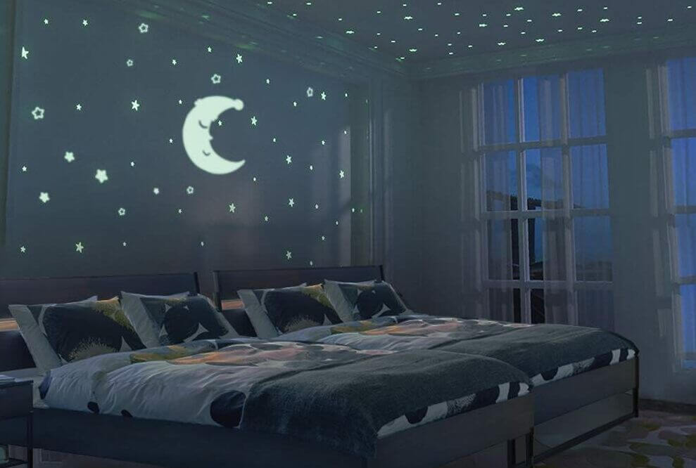 habitació infantil amb estrelles i lluna en el sostre