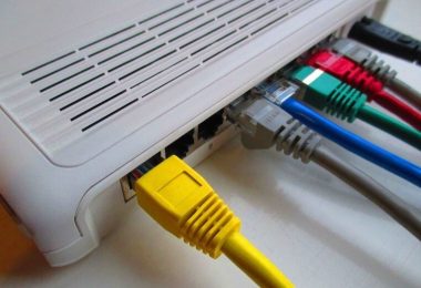 router amb cables per a connectar internet